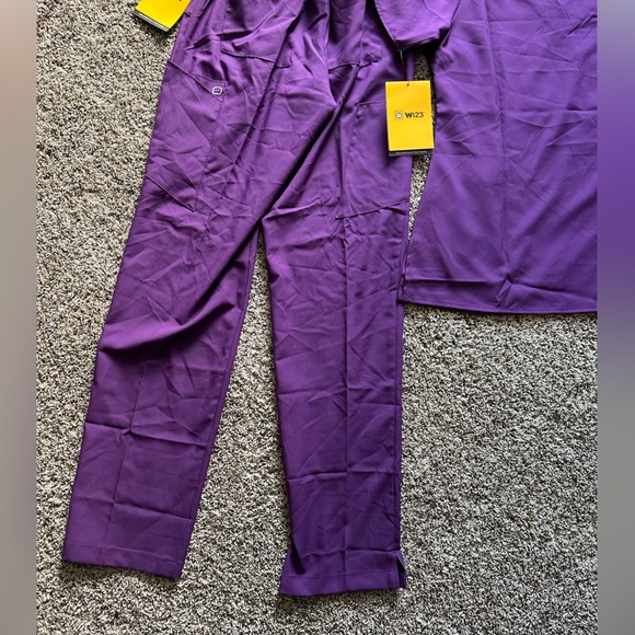 Wonder wink. Womens scrub set. Various sizes. - Picture 7 of 9